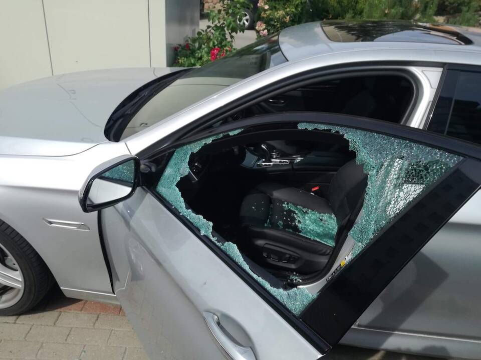 Motyvai: dažniausiai mašinų langus daužo vagys, įtariama, kad šiuo atveju tai buvo vandališki nepažįstamojo veiksmai.