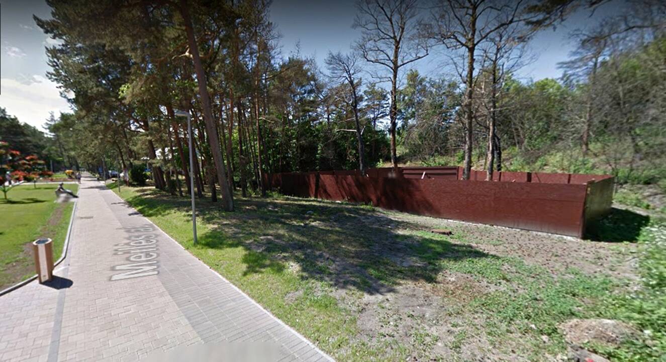 Situacija: Meilės alėjoje prie pat kopų esantis sklypas priklauso valstybei, tačiau už aptvertos tvoros buvusi lūženų krūva netikėtai tapo itin brangiu turtu.