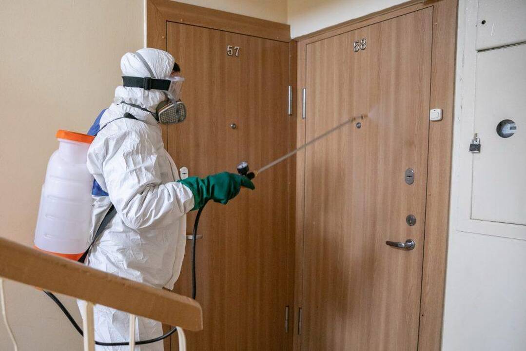 Klausimas: Klaipėdos daugiabučių gyventojams neramu, kad karantino laikotarpiu turės sumokėti už nuolatinę laiptinių dezinfekciją.