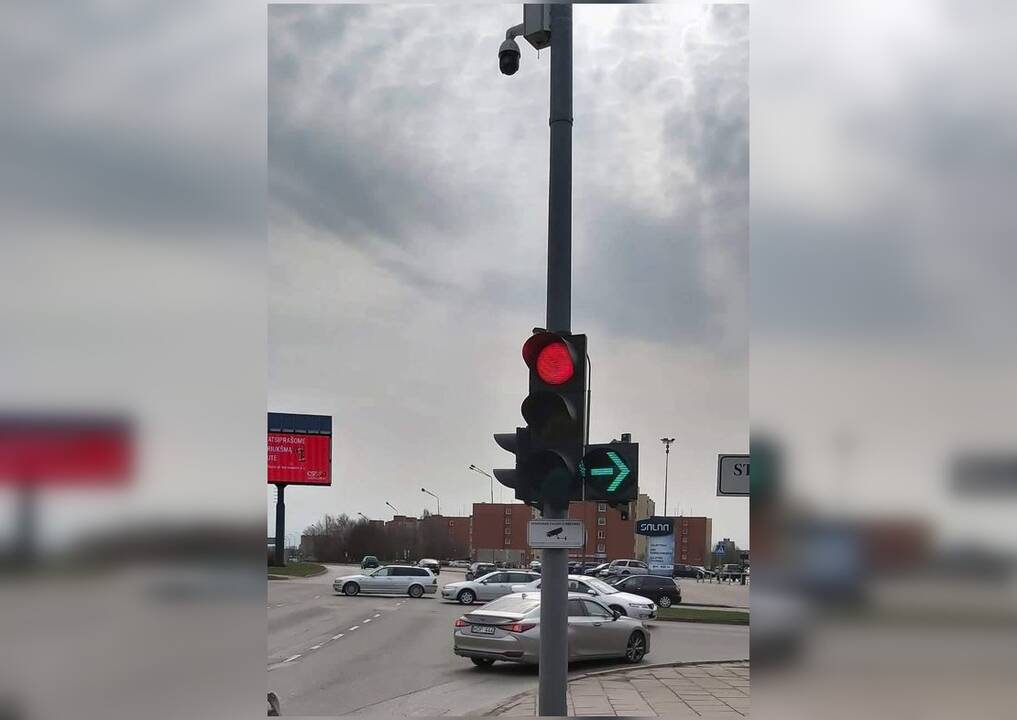 Naujiena: Šilutės plento ir Statybininkų prospekto sankryžoje sumontuota papildoma rodyklė. Eismo srautus netrukus reguliuos pasikeitę kelio ženklai.