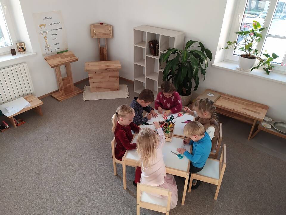R.Starkevičienė tikėjimu augina ne tik savo vaikus – ji tapo diplomuota katechete, dabar ir kitiems vaikams padeda atrasti tikėjimo tiesas.