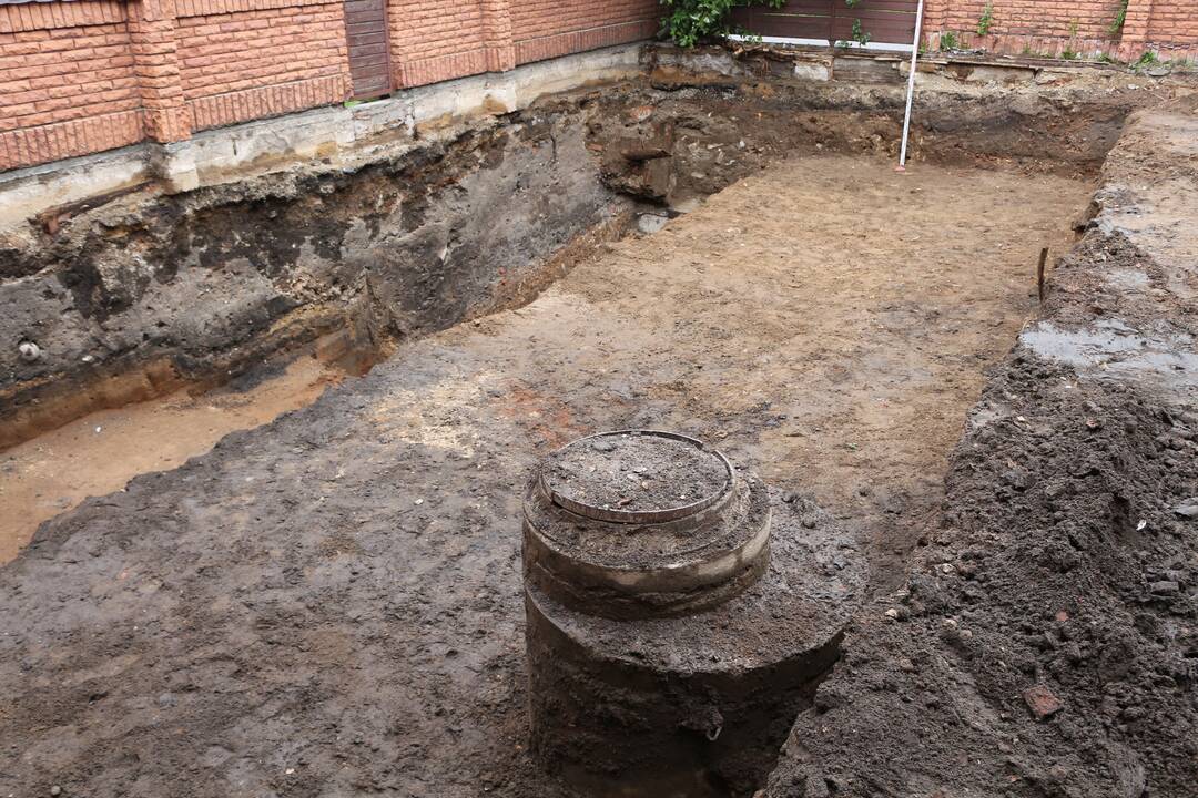 Darbai: archeologinių tyrimų perkasos.