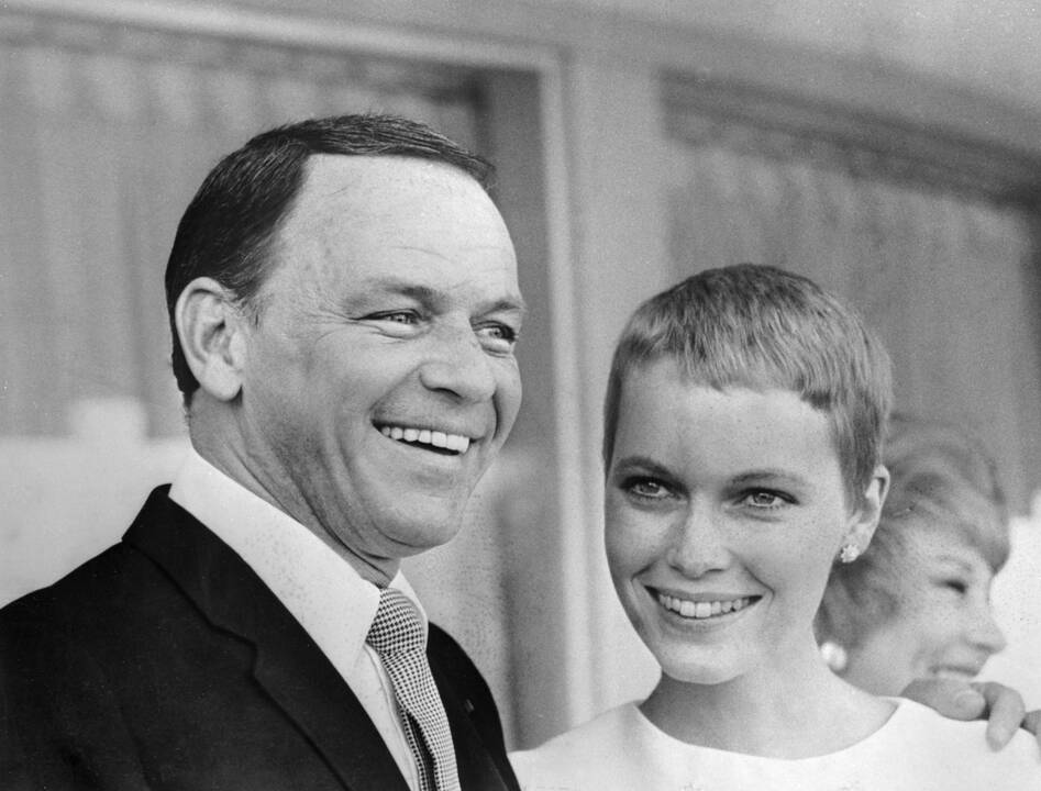 1966 — būdamas 50-ies Frank Sinatra (Frankas Sinatra) vedė dvidešimtmetę aktorę Mia Farrow (Miją Farou).