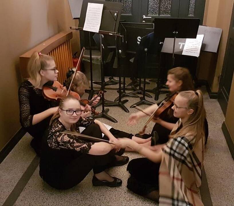 Kolegos: po turiningų pamokų mokytojai ir mokiniai bičiulystę išliejo muzikuodami.