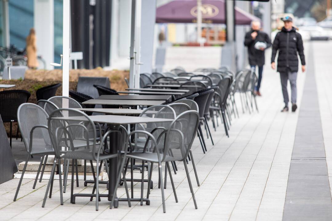 Karantinas laisvėja: atsidarė barai, kavinės, restoranai