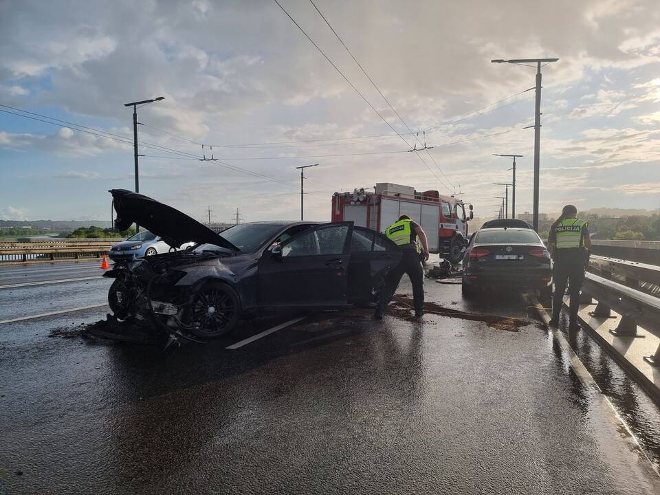 Dviejų automobilių avarija ant Varnių tilto