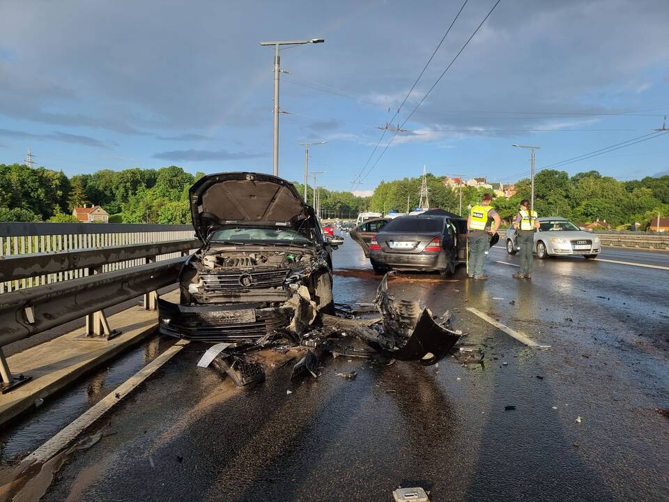 Dviejų automobilių avarija ant Varnių tilto
