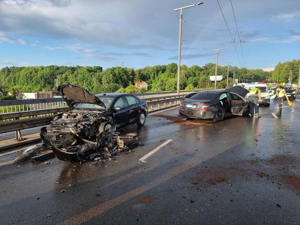 Dviejų automobilių avarija ant Varnių tilto