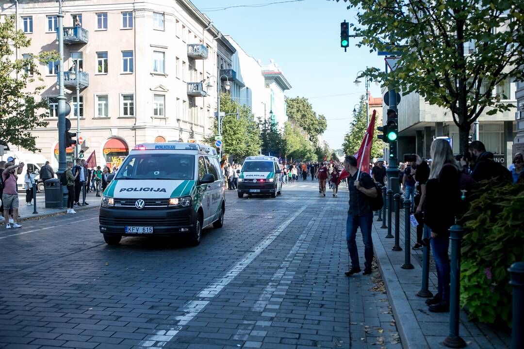 Dalis mitinguotojų iš Katedros aikštės patraukė link Seimo