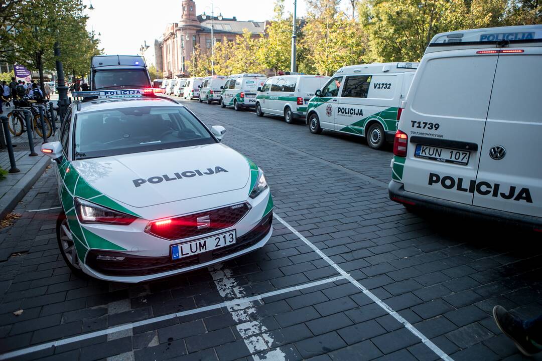 Dalis mitinguotojų iš Katedros aikštės patraukė link Seimo