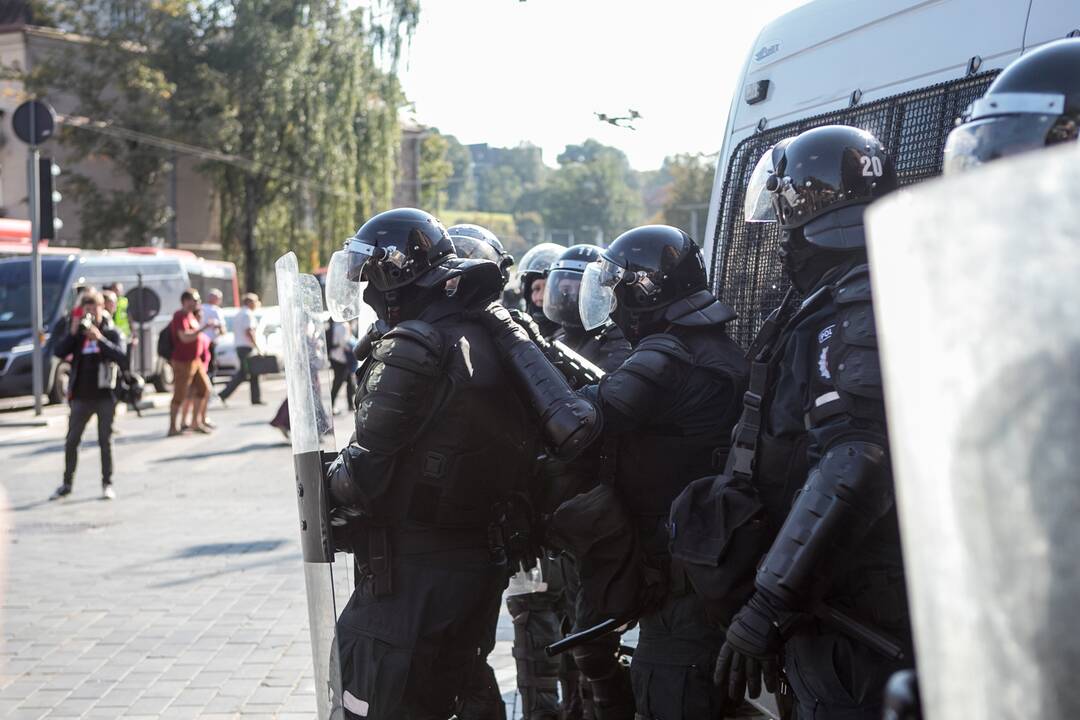 Dalis mitinguotojų iš Katedros aikštės patraukė link Seimo