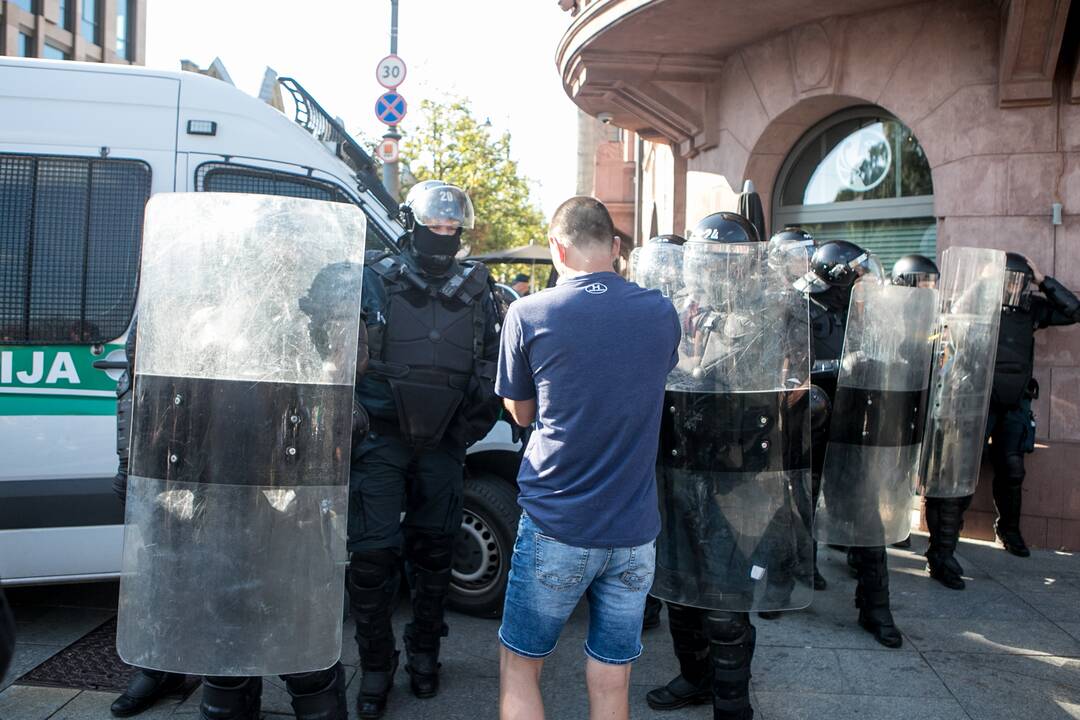 Dalis mitinguotojų iš Katedros aikštės patraukė link Seimo