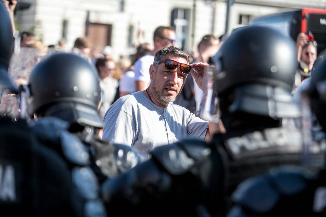 Dalis mitinguotojų iš Katedros aikštės patraukė link Seimo