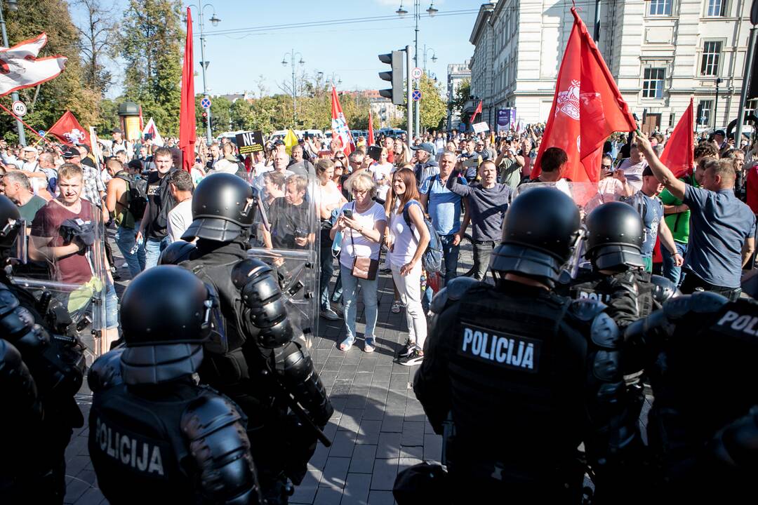 Dalis mitinguotojų iš Katedros aikštės patraukė link Seimo