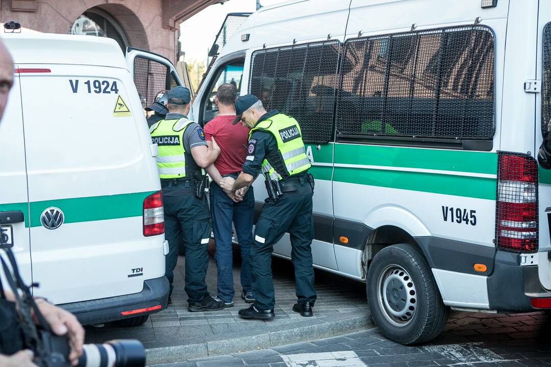Dalis mitinguotojų iš Katedros aikštės patraukė link Seimo