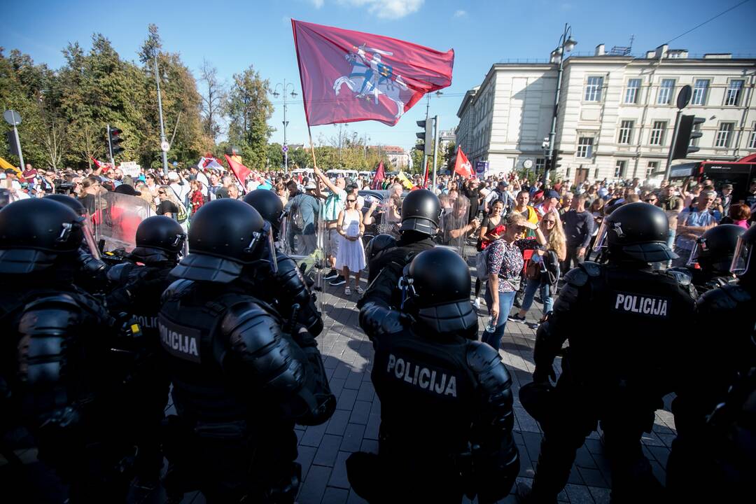 Dalis mitinguotojų iš Katedros aikštės patraukė link Seimo