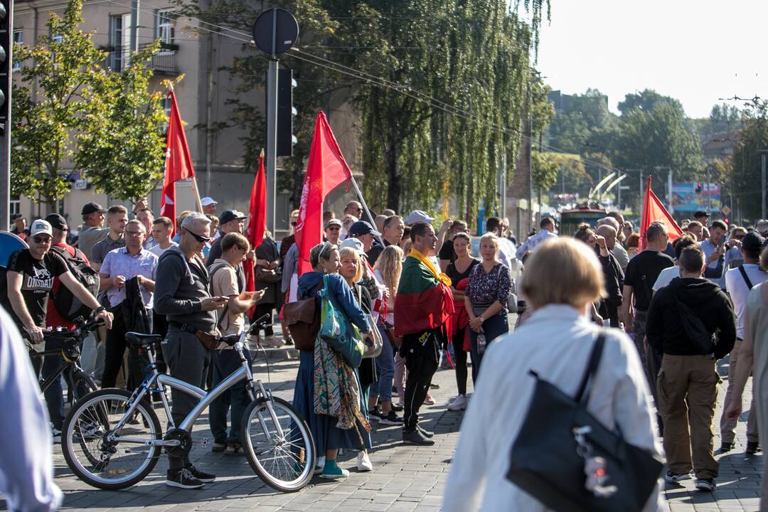 Dalis mitinguotojų iš Katedros aikštės patraukė link Seimo