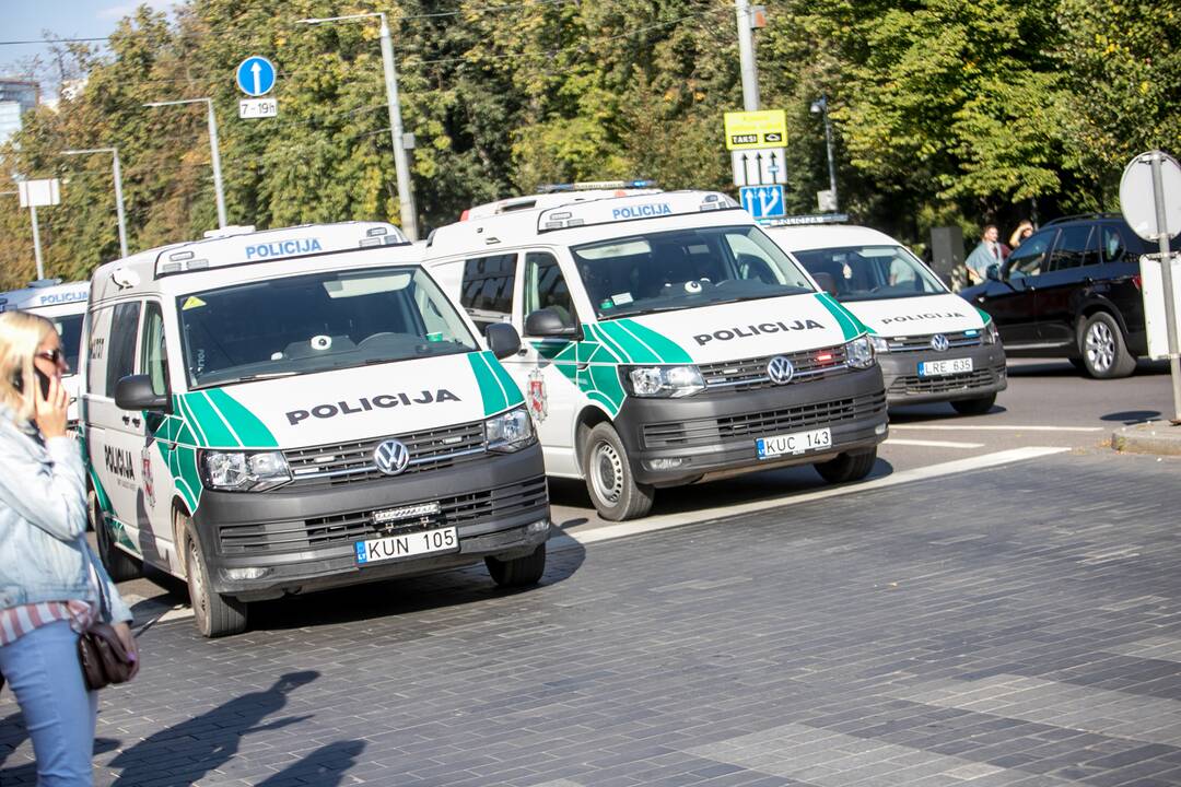 Dalis mitinguotojų iš Katedros aikštės patraukė link Seimo