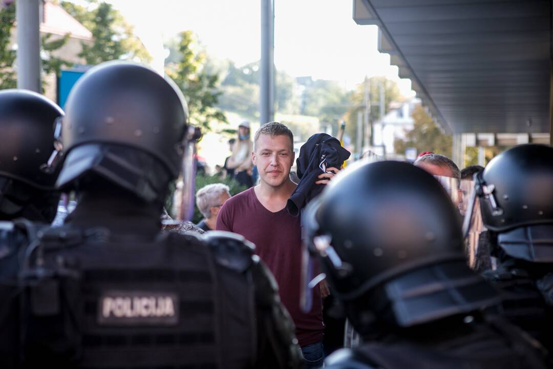 Dalis mitinguotojų iš Katedros aikštės patraukė link Seimo