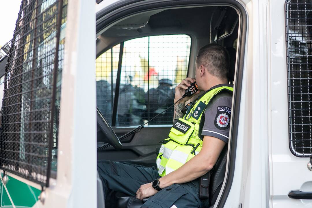 Dalis mitinguotojų iš Katedros aikštės patraukė link Seimo