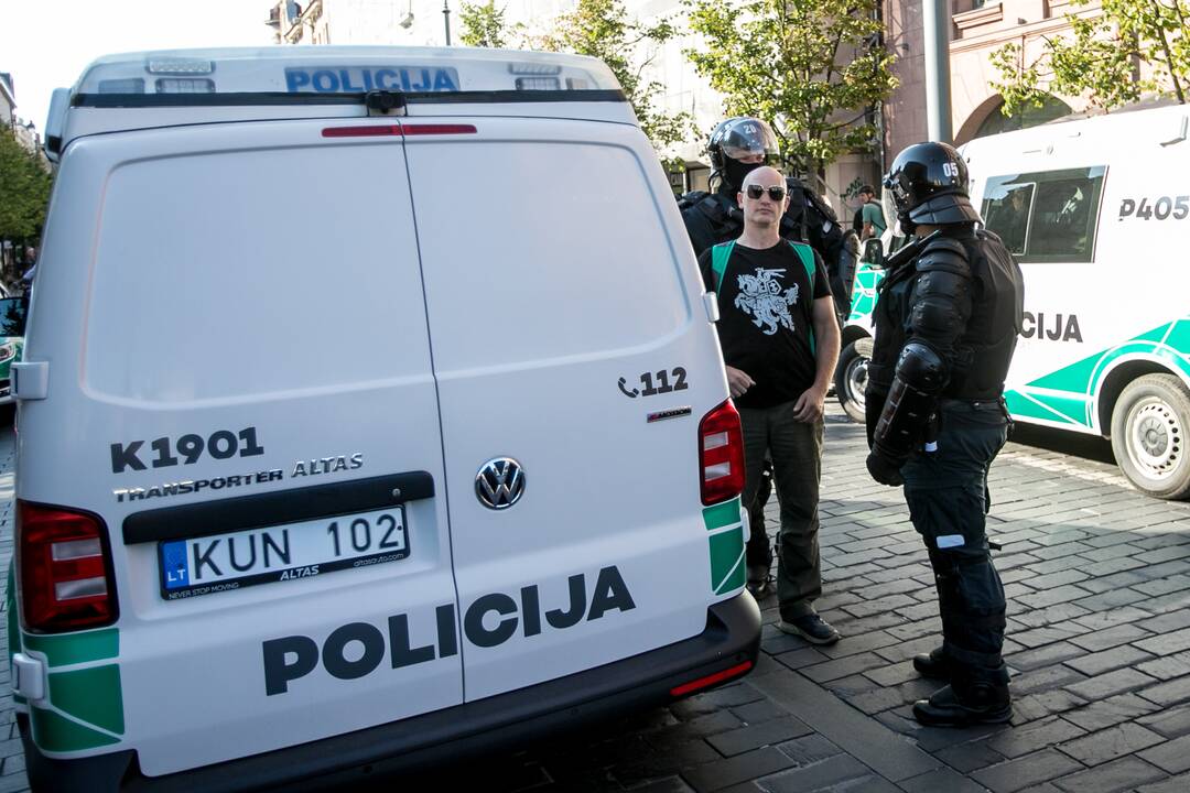 Dalis mitinguotojų iš Katedros aikštės patraukė link Seimo