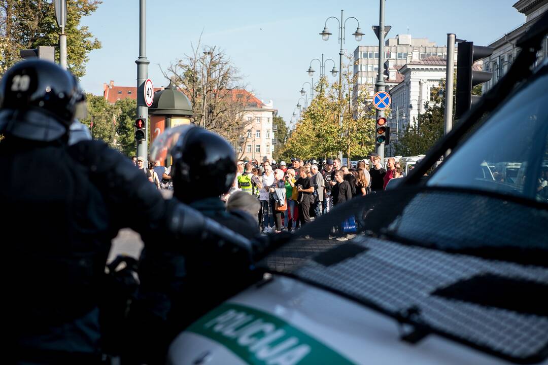 Dalis mitinguotojų iš Katedros aikštės patraukė link Seimo
