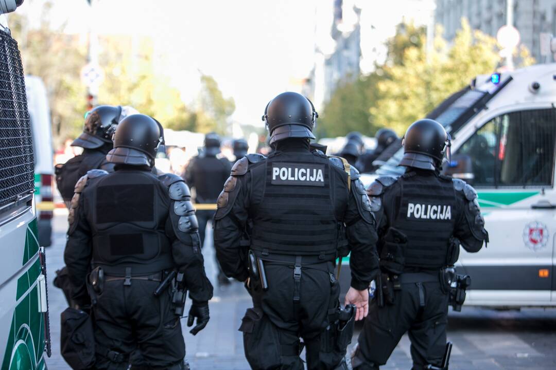 Dalis mitinguotojų iš Katedros aikštės patraukė link Seimo