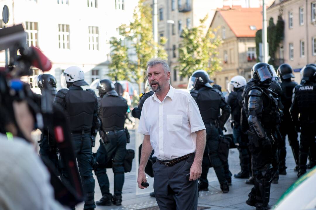 Dalis mitinguotojų iš Katedros aikštės patraukė link Seimo