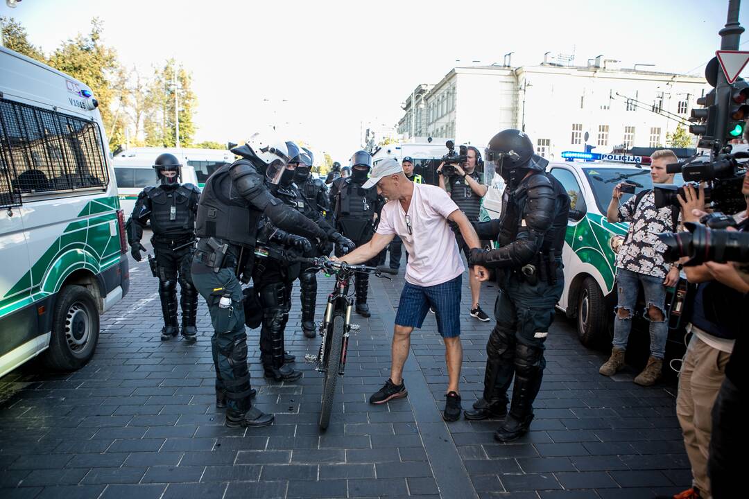 Dalis mitinguotojų iš Katedros aikštės patraukė link Seimo