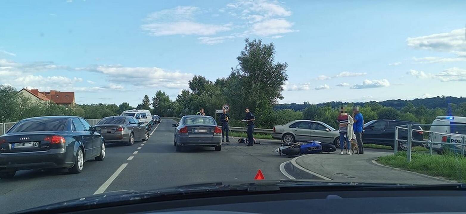 Raudondvaryje po susidūrimo su automobiliu nukentėjo motociklininkas