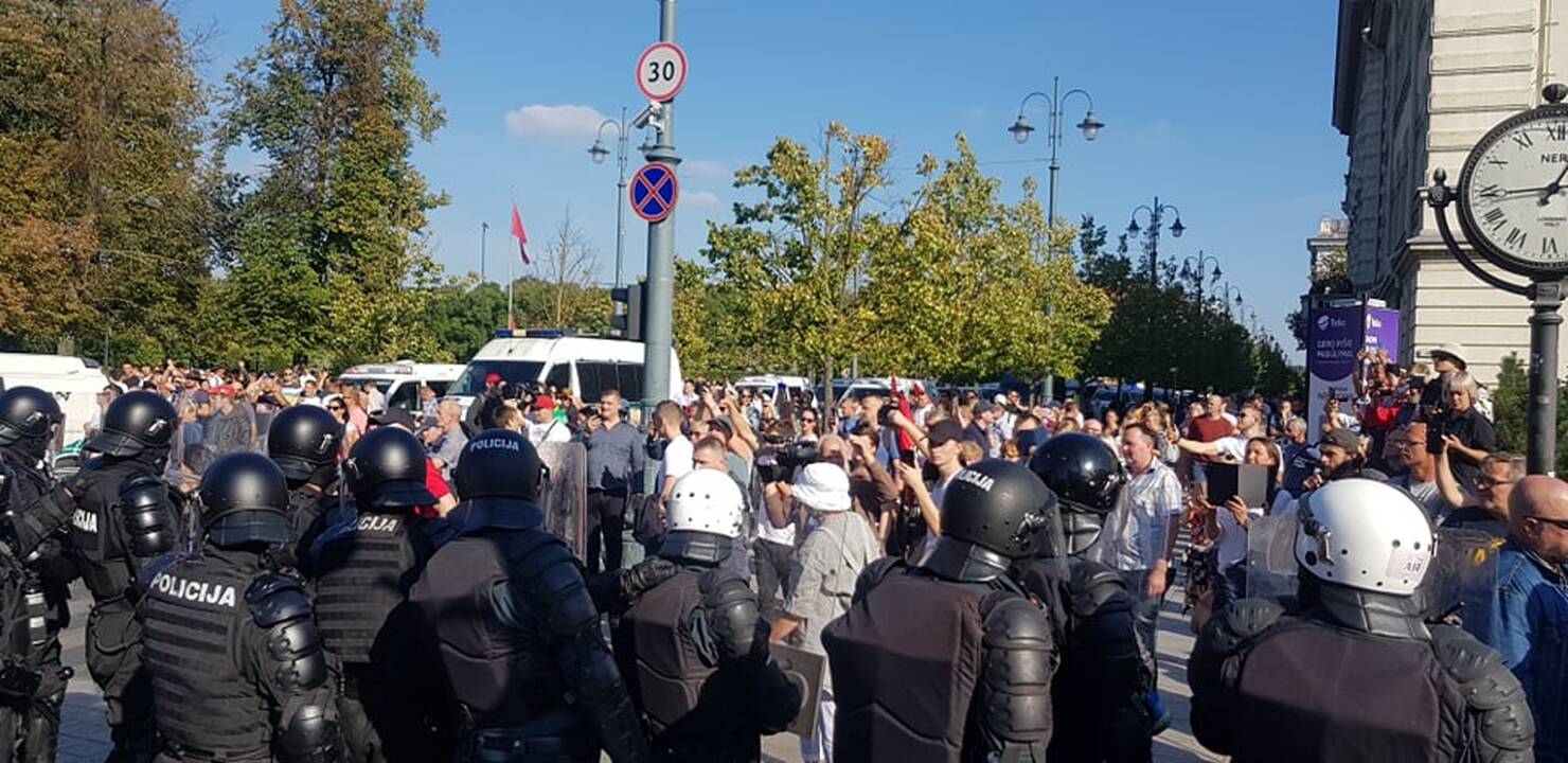 Dalis mitinguotojų iš Katedros aikštės patraukė link Seimo