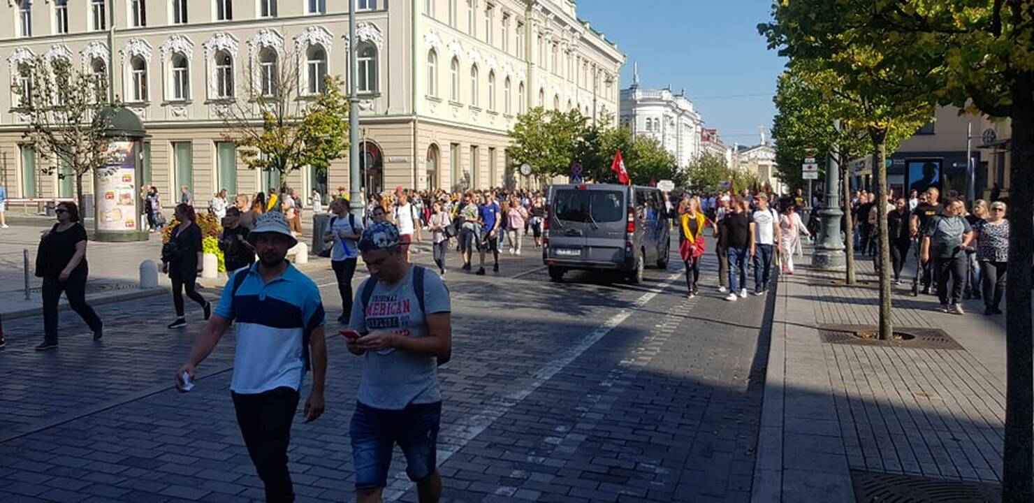 Dalis mitinguotojų iš Katedros aikštės patraukė link Seimo