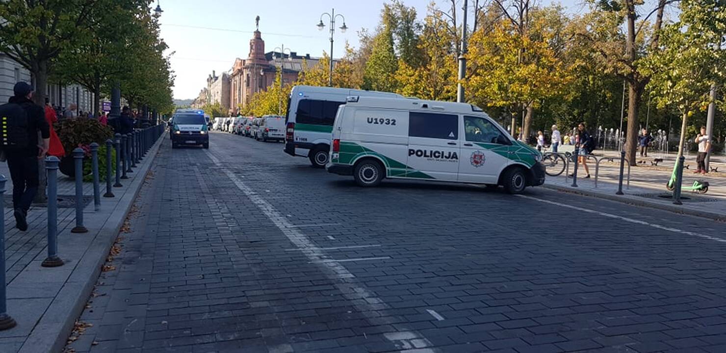 Dalis mitinguotojų iš Katedros aikštės patraukė link Seimo