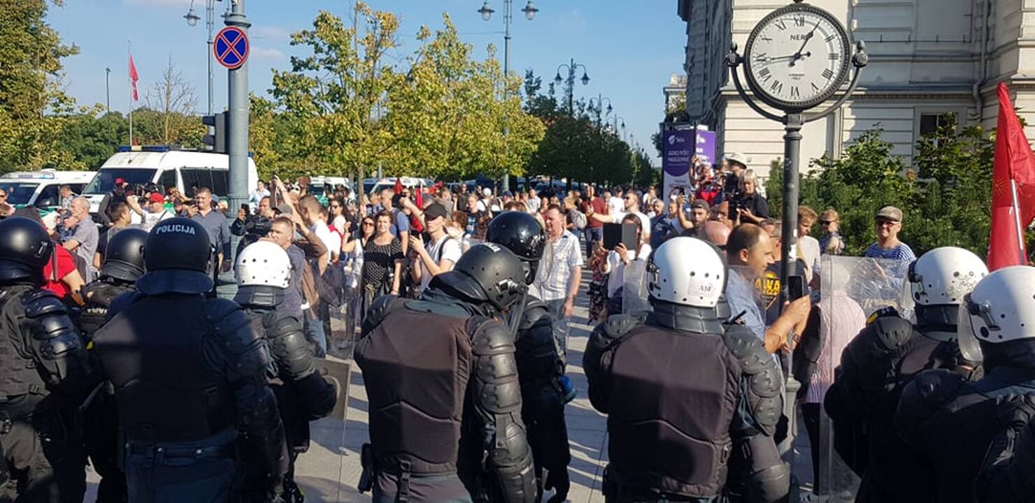 Dalis mitinguotojų iš Katedros aikštės patraukė link Seimo