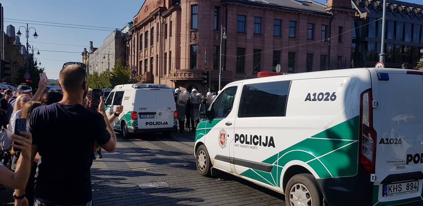 Dalis mitinguotojų iš Katedros aikštės patraukė link Seimo