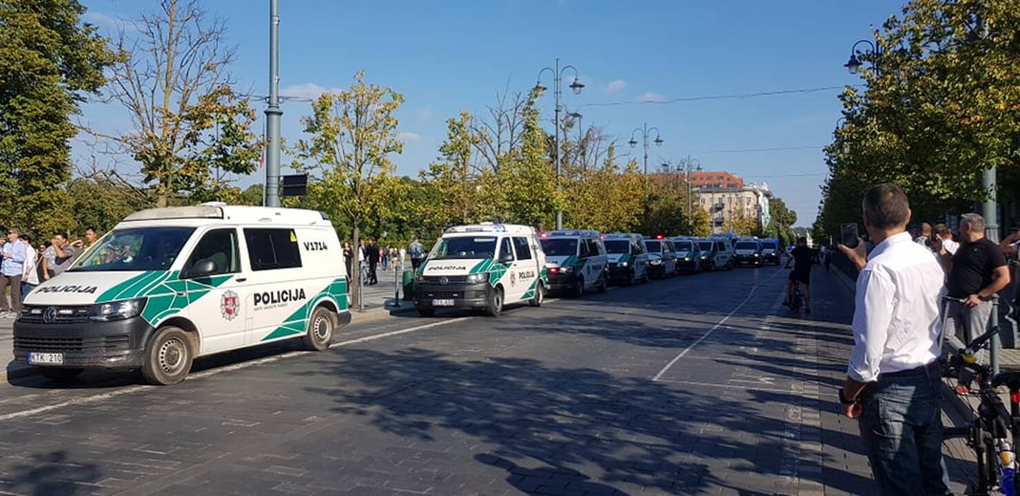 Dalis mitinguotojų iš Katedros aikštės patraukė link Seimo