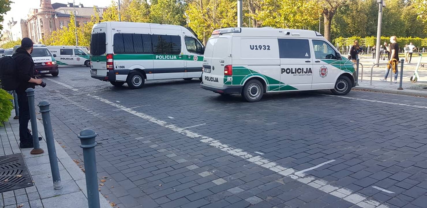 Dalis mitinguotojų iš Katedros aikštės patraukė link Seimo