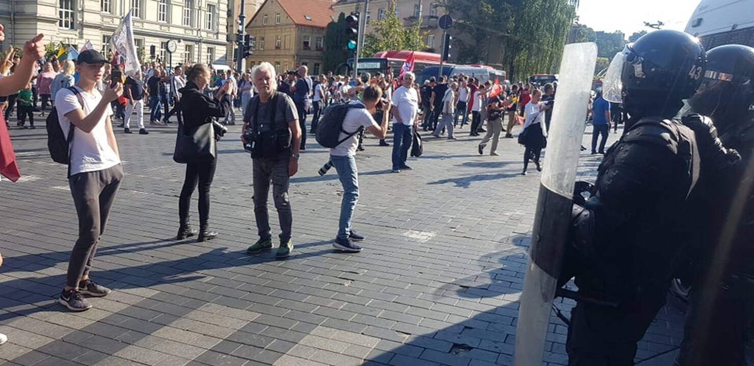 Dalis mitinguotojų iš Katedros aikštės patraukė link Seimo