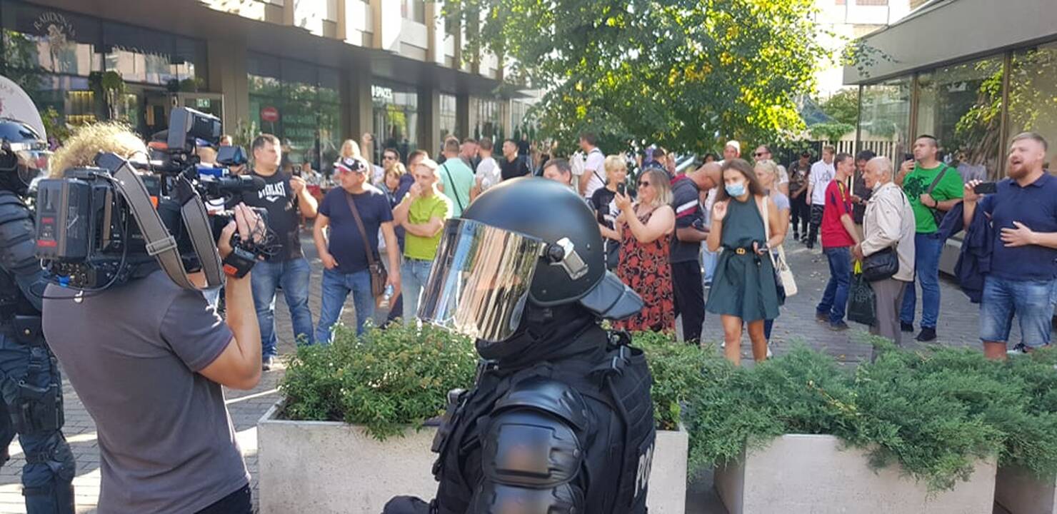 Dalis mitinguotojų iš Katedros aikštės patraukė link Seimo
