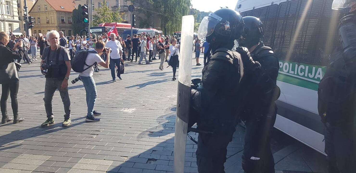 Dalis mitinguotojų iš Katedros aikštės patraukė link Seimo