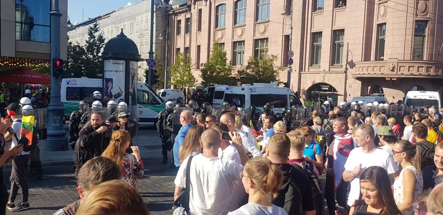 Dalis mitinguotojų iš Katedros aikštės patraukė link Seimo