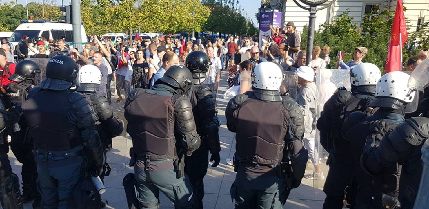 Dalis mitinguotojų iš Katedros aikštės patraukė link Seimo
