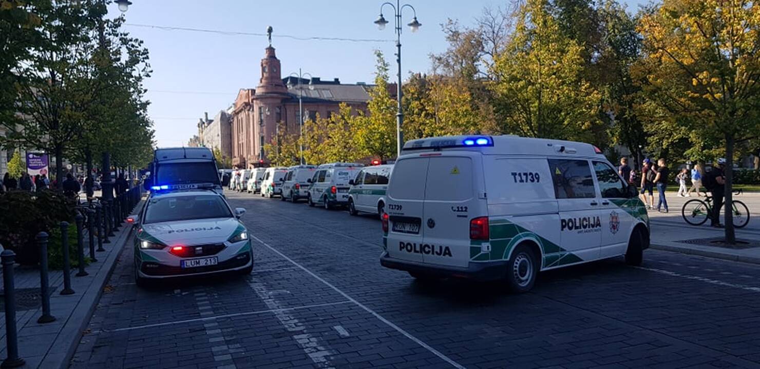Dalis mitinguotojų iš Katedros aikštės patraukė link Seimo