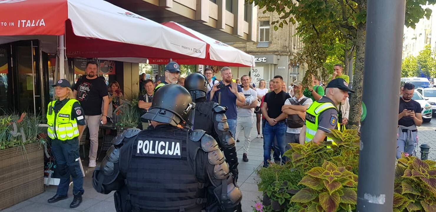 Dalis mitinguotojų iš Katedros aikštės patraukė link Seimo