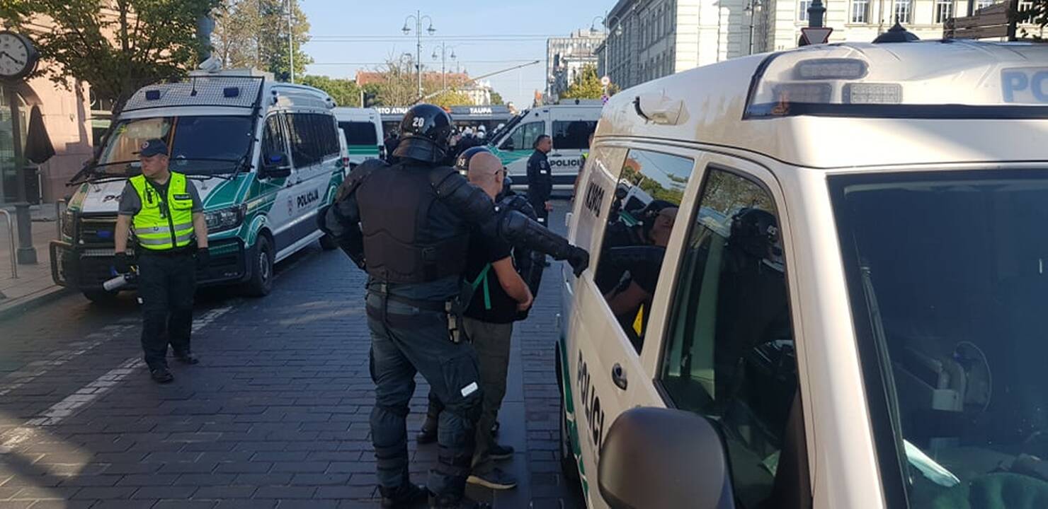 Dalis mitinguotojų iš Katedros aikštės patraukė link Seimo