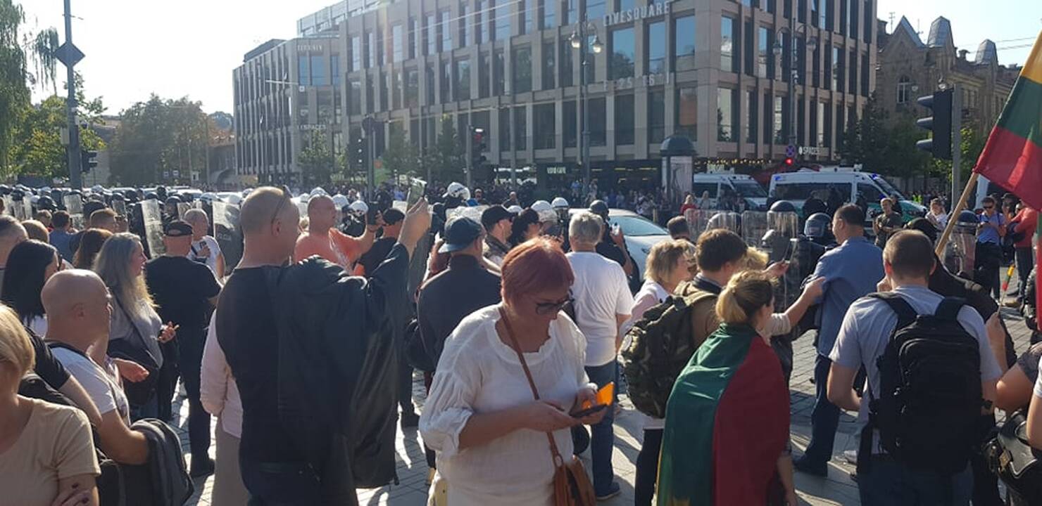 Dalis mitinguotojų iš Katedros aikštės patraukė link Seimo