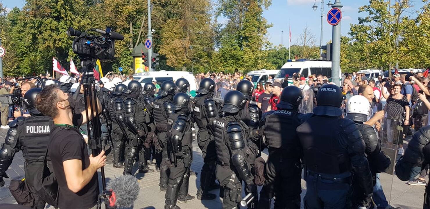 Dalis mitinguotojų iš Katedros aikštės patraukė link Seimo