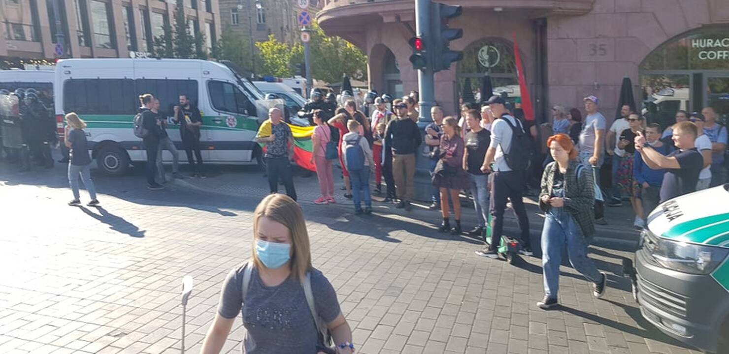 Dalis mitinguotojų iš Katedros aikštės patraukė link Seimo