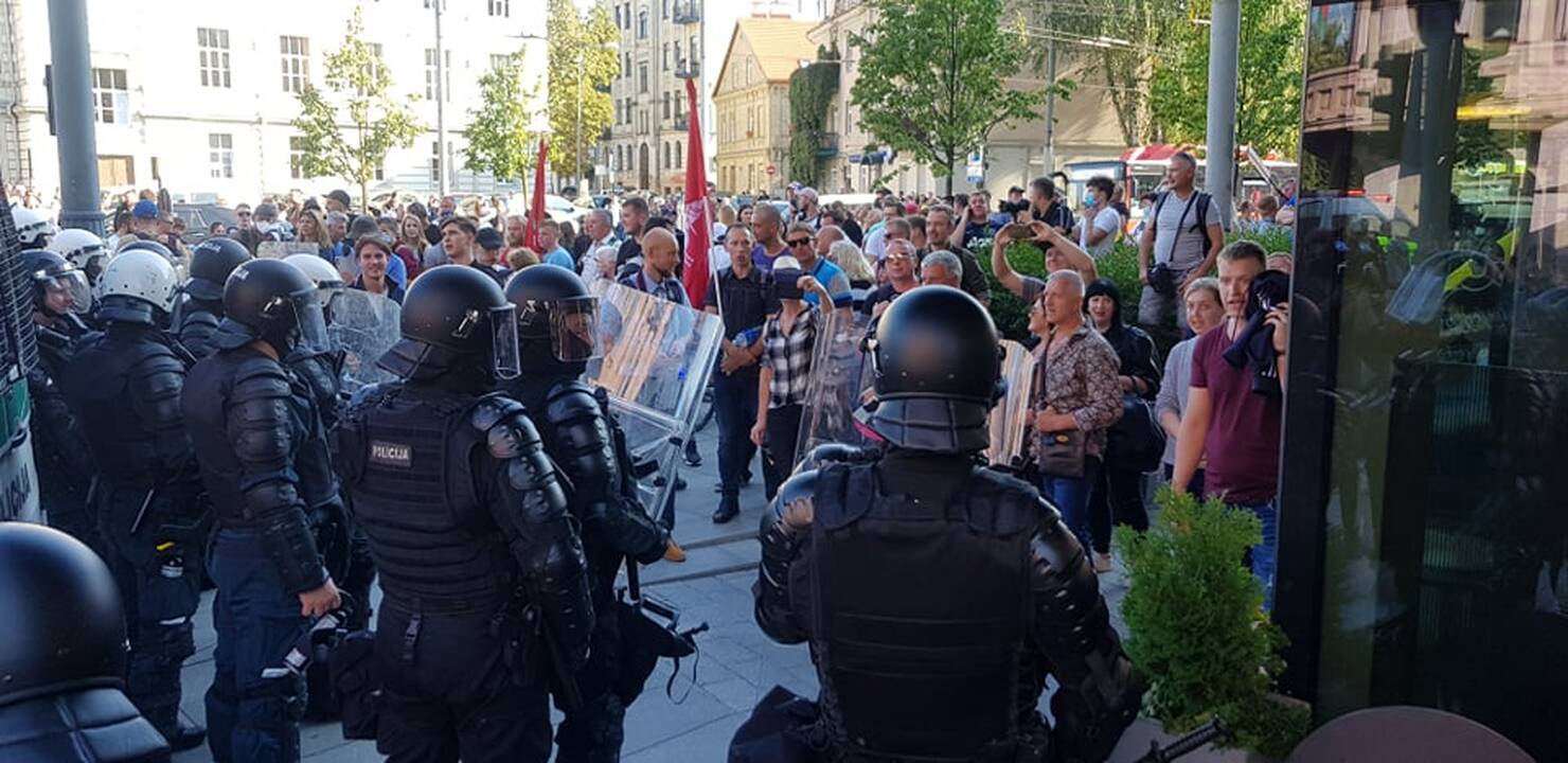 Dalis mitinguotojų iš Katedros aikštės patraukė link Seimo
