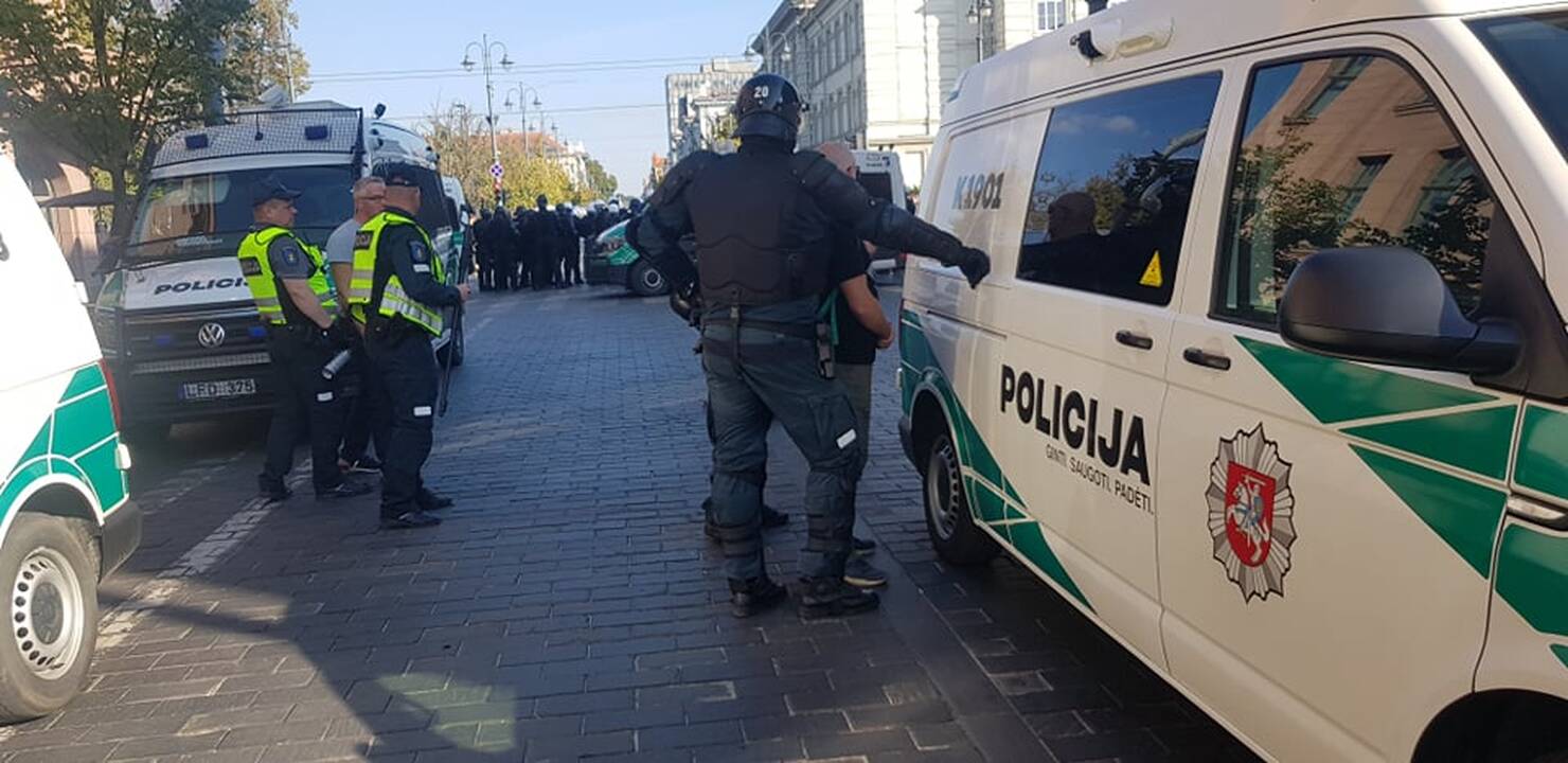 Dalis mitinguotojų iš Katedros aikštės patraukė link Seimo